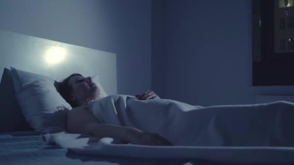 Young woman wake up with nightmare - Imágenes, Vídeo