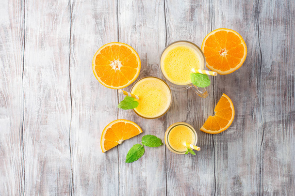 Concept de régime détox : smoothie orange sur table
 - Photo, image