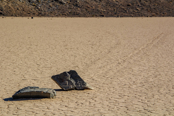 Taş taşımaya Death Valley California yarış pisti Playa adlı bir alan derinliği ile - Fotoğraf, Görsel