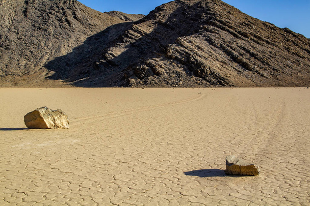 Přesouvání kamenů v Playa závodiště v Death Valley v Kalifornii s hloubkou ostrosti - Fotografie, Obrázek