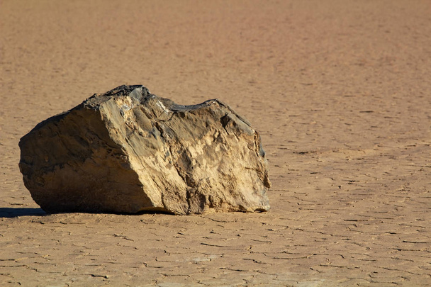Přesouvání kamenů v Playa závodiště v Death Valley v Kalifornii s hloubkou ostrosti - Fotografie, Obrázek