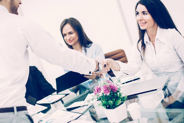 handshake Manager et le client lors d'une réunion d'affaires dans le
 - Photo, image
