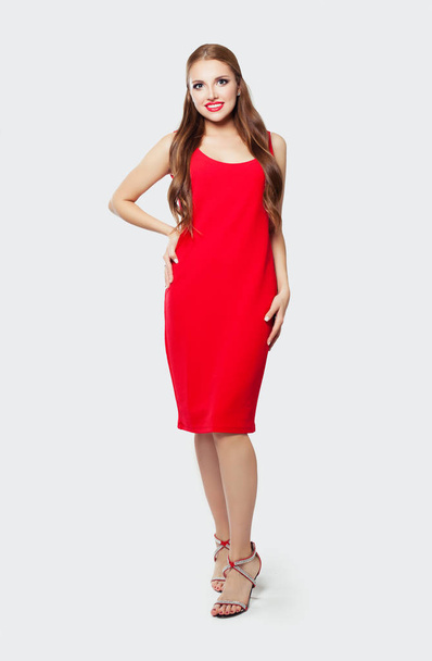 赤いドレスとハイヒールの靴を着てエレガントなモデルの女性  - 写真・画像