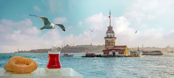 Té turco en el fondo de la torre de doncella en Estambul - Foto, Imagen