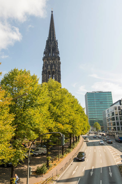 Η θέα στο δρόμο και την περίφημη εκκλησία του Αγίου Νικολάου στην πόλη του Αμβούργου. Γερμανία - Φωτογραφία, εικόνα
