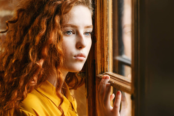 Readhead Girl Looking to the Window - Zdjęcie, obraz