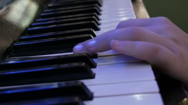 Mãos adolescente menino tocando piano chaves close-up vista
 - Filmagem, Vídeo