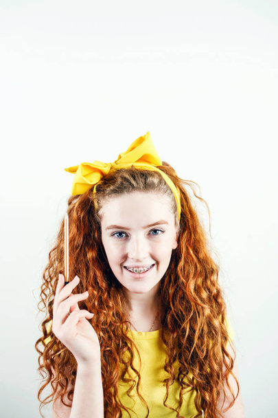 Redhead κορίτσι έχοντας ιδέα - Φωτογραφία, εικόνα