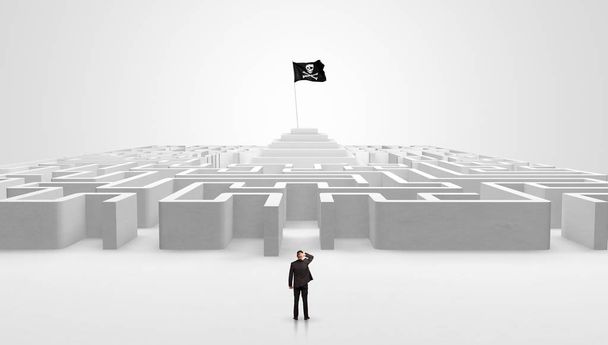 Ο άνθρωπος που στέκεται έξω από ένα λαβύρινθο με πειρατική σημαία - Φωτογραφία, εικόνα