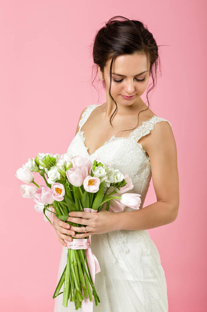 Portrait of beautiful bride with wedding bouquet - Fotó, kép