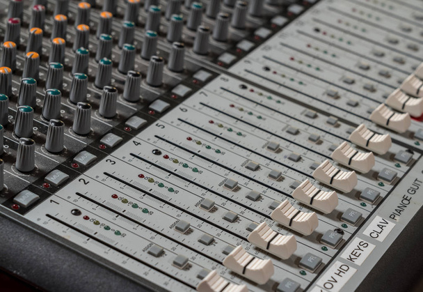 Close up van moderne schuifregelaars aan boord van de audiomixer van de sound - Foto, afbeelding