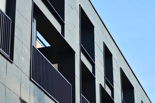 Fragment van een modern appartement gebouw op de voorgrond. Zeer modern appartement huis. - Foto, afbeelding
