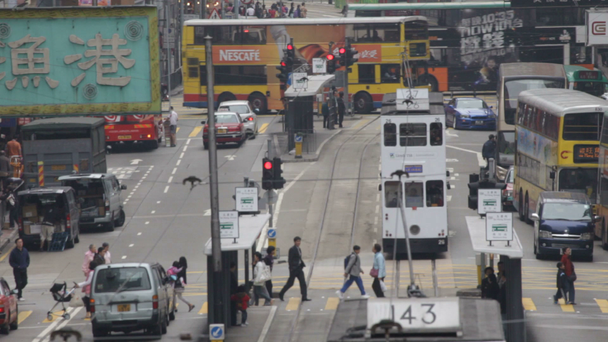 Carros em movimento atravessam a rua da cidade
 - Filmagem, Vídeo