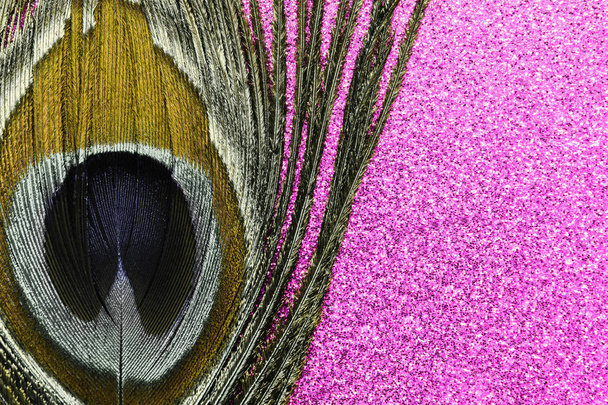 Gouden peacock feather op ping glanzende achtergrond - Foto, afbeelding