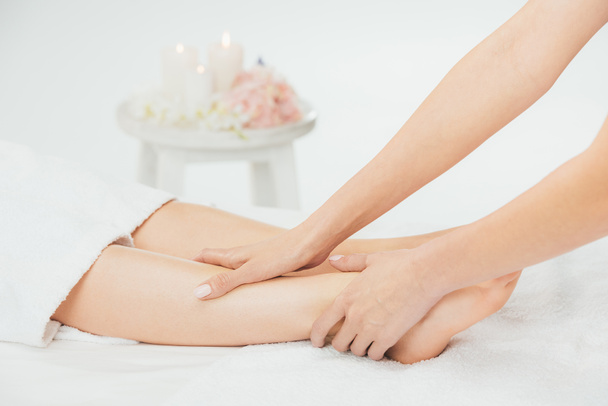 vista recortada de masajista haciendo masaje de pies a mujer adulta en spa
 - Foto, imagen