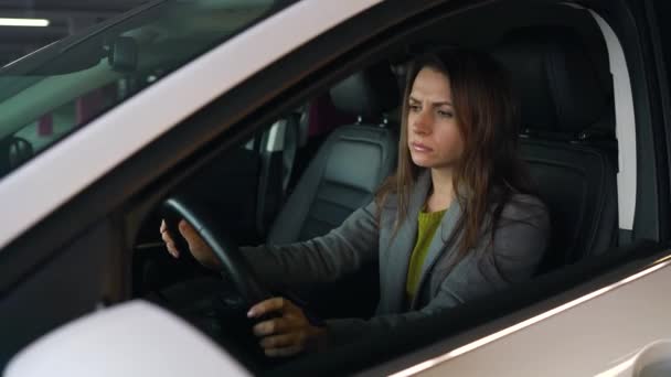 Woman is angry and upset on the steering wheel, because her car broke down - Séquence, vidéo