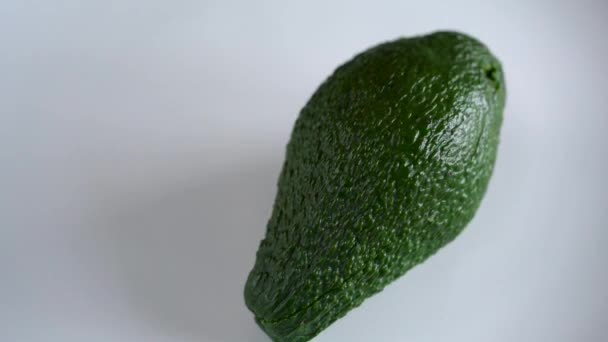 Vrouw opent avocado. Het concept van moderne gezond eten - Video