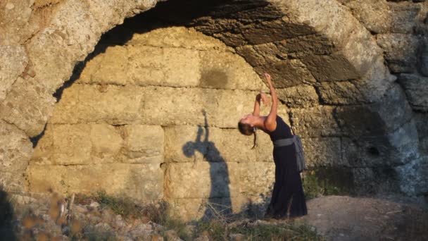 Dances and ancient ruins - Footage, Video