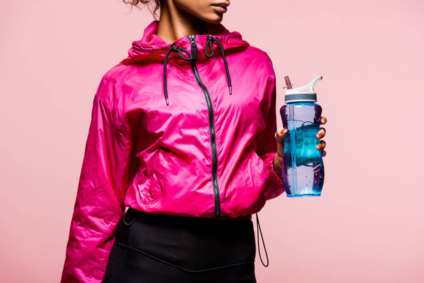 cropped view of african american sportswoman with sport bottle isolated on pink - Фото, зображення