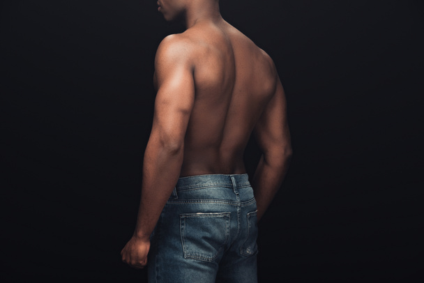 vue arrière de sexy musclé afro-américain homme en denim posant isolé sur noir
 - Photo, image