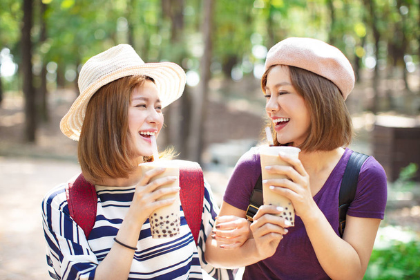 niñas felices beber té de burbuja y disfrutar de las vacaciones de verano
  - Foto, Imagen