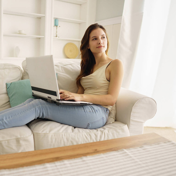 blogger typing on laptop at home, remote work - Foto, Bild