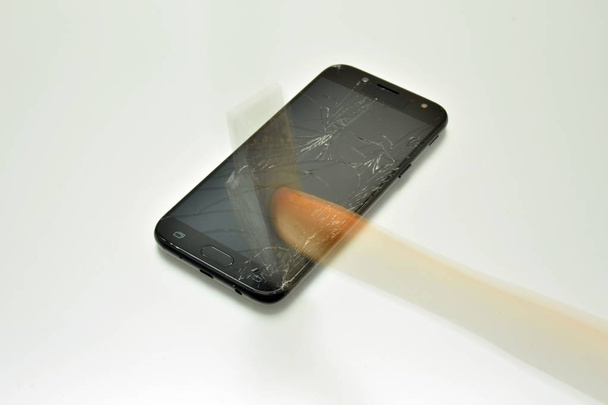Сломанный мобильный телефон с молотком
 - Фото, изображение