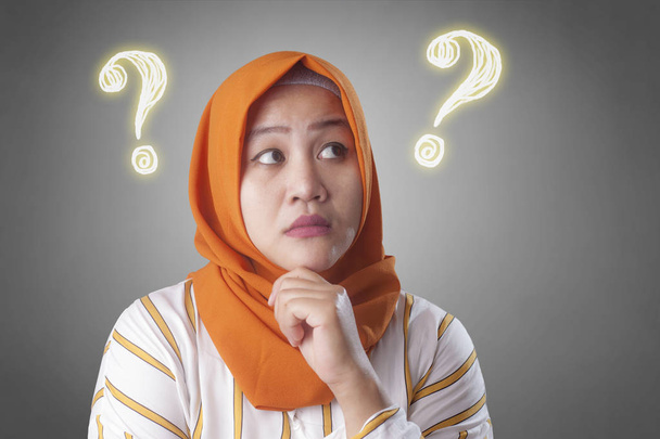 Femme musulmane Réfléchir à une solution pour résoudre un problème
 - Photo, image