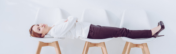 plan panoramique de l'employé allongé sur des chaises en attendant l'entrevue d'emploi
  - Photo, image