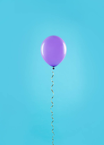 Φωτεινό μπαλόνι στο φόντο του χρώματος. Ώρα εορτασμού - Φωτογραφία, εικόνα