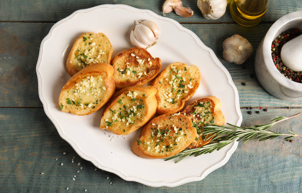 Flat lay composition with tasty homemade garlic bread on table - Foto, Imagen