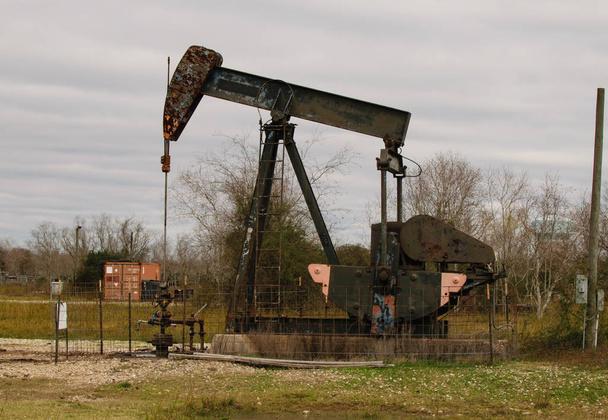 Abandonner la pompe à huile du champ pétrolifère American Shale
 - Photo, image