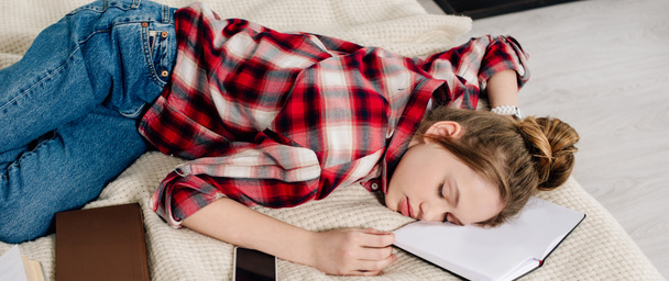 plano panorámico de durmiendo adolescente en rojo a cuadros camisa
 - Foto, Imagen