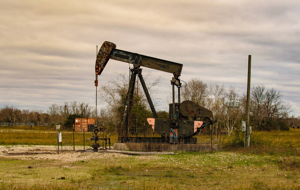 Староамериканский нефтяной насос демонстрирует признаки ржавчины
 - Фото, изображение