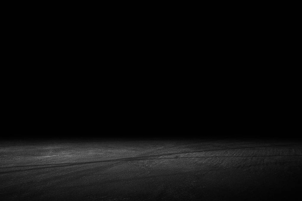 Asphaltfläche, Rennstrecke auf schwarzem Hintergrund - Foto, Bild