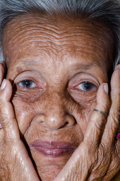 La anciana se siente sola. (demencia y enfermedad de Alzheimer
) - Foto, Imagen