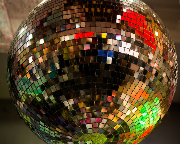дискотечный мяч для танцев в диско-клубе
 - Фото, изображение