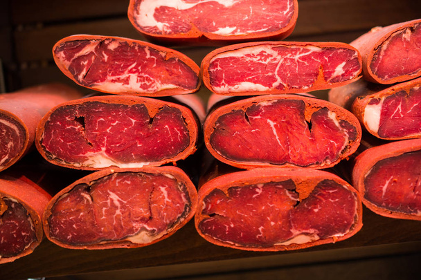 carne de bovino curada altamente temperada e seca ao ar
 - Foto, Imagem