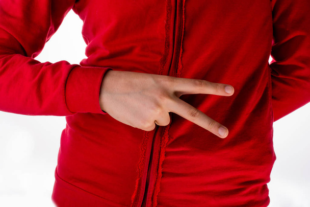 чоловік з червоною сорочкою на білому тлі
 - Фото, зображення