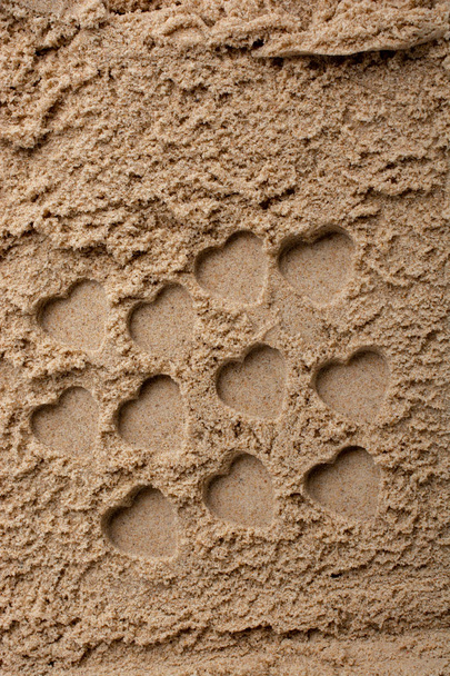Hart vormen gemaakt op de zand achtergrond - Foto, afbeelding
