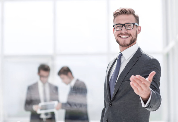 smiling businessman welcome handshake - Foto, immagini