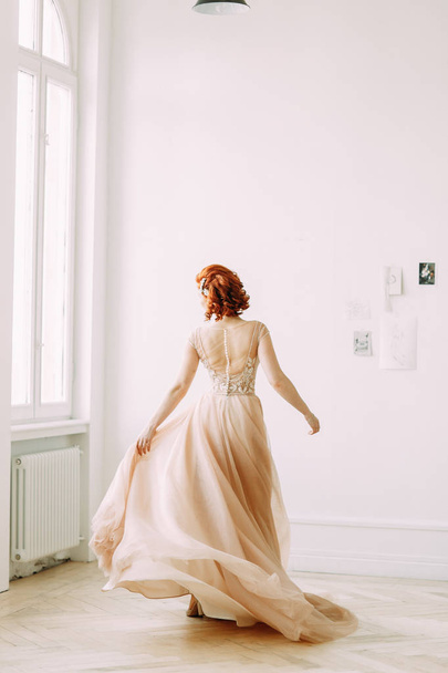 The bride in the interior Studio in the style of fine art. Wedding photo shoot in European style. - Foto, Bild