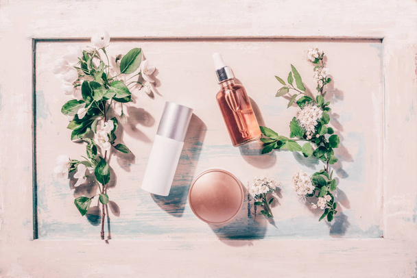 Doğal Organik Kozmetik: serum, krem, maske çiçekli ahşap arka plan üzerinde. Cilt Bakımı kavramı - Fotoğraf, Görsel