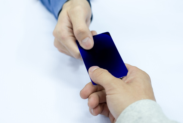 Hand creditcard met personeel kassier betalen - Foto, afbeelding