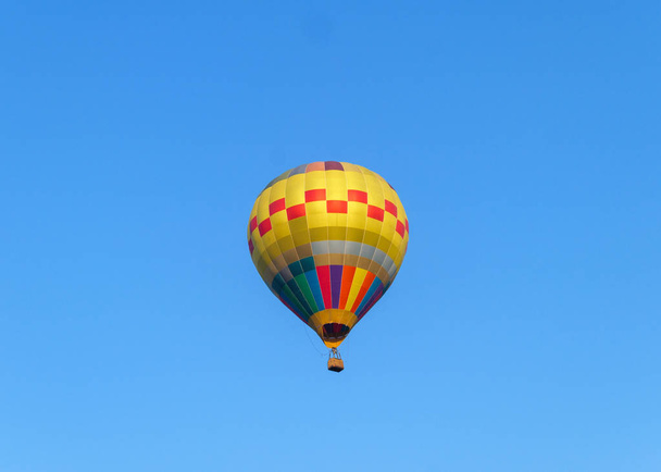 Heißluftballons fliegen in blauem Himmel - Foto, Bild