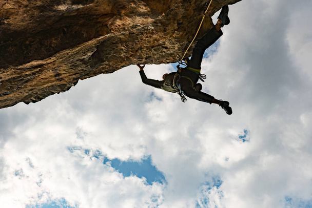 Man climbs a rock. - Valokuva, kuva