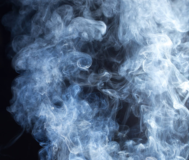 Θραύσματα καπνού σε μαύρο φόντο - Φωτογραφία, εικόνα