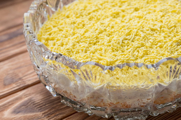 Balık Pişirme sürecinin Mimoza salata katmanlı. Rendelenmiş yumurta sarısı döşeme. - Fotoğraf, Görsel