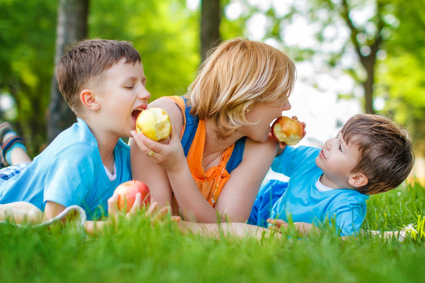 Семья ест яблоки на природе
 - Фото, изображение