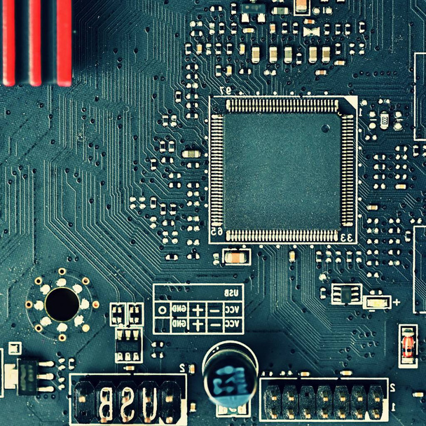 Placa de circuito impresso com componentes elétricos. Conceito de fundo para engenharia elétrica e tecnologia moderna
 - Foto, Imagem